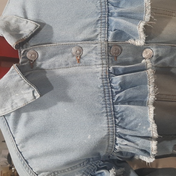 Has little mark on the sleeve as shown on the picture - Picture 2 of 9